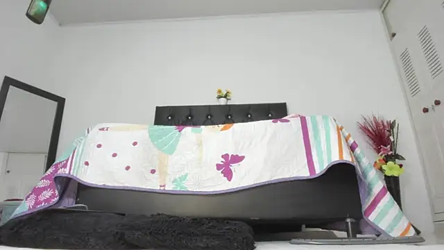 Snapshot of martinaclark chatting on May 17, 10:28 pm martinaclark online show from May 17, 10:28 pm