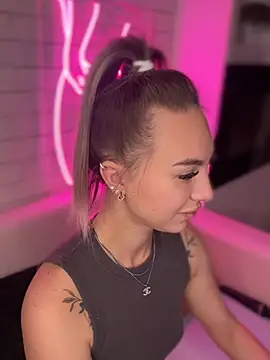 Snapshot of MiaMinx chatting on December 4, 10:41 pm MiaMinx online show from December 4, 10:41 pm