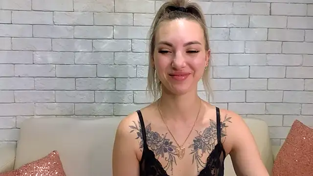 Snapshot of MiaMinx chatting on February 6, 1:49 am MiaMinx online show from February 6, 1:49 am