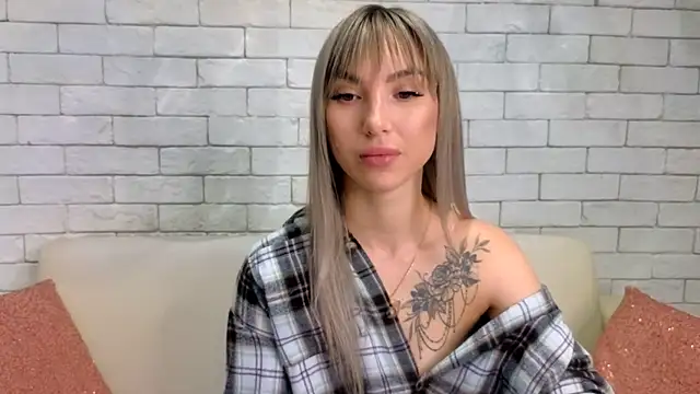 Snapshot of MiaMinx chatting on February 10, 1:46 am MiaMinx online show from February 10, 1:46 am