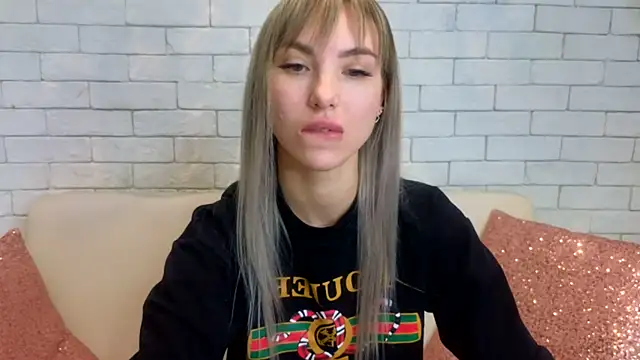 Snapshot of MiaMinx chatting on February 12, 1:52 am MiaMinx online show from February 12, 1:52 am