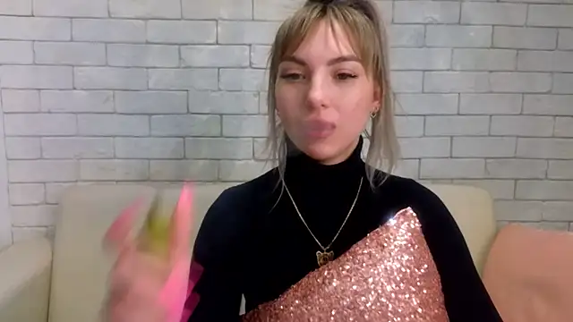 Snapshot of MiaMinx chatting on February 14, 4:37 am MiaMinx online show from February 14, 4:37 am