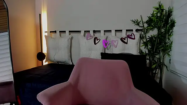 pamela anderson  online show from February 18, 4:04 am