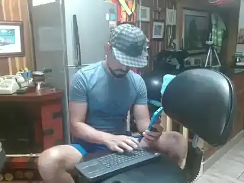 Snapshot of Dr_Pocholate84 chatting on January 27, 12:01 am Dr Pocholate84 online show from January 27, 12:01 am