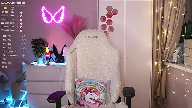 Snapshot of Break-me-Shake-me chatting on January 29, 1:37 am Break-me-Shake-me online show from January 29, 1:37 am