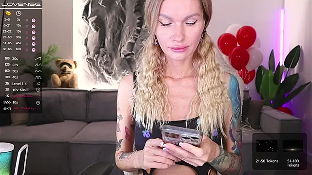 Snapshot of Break-me-Shake-me chatting on October 7, 10:51 pm Break-me-Shake-me online show from October 7, 10:51 pm