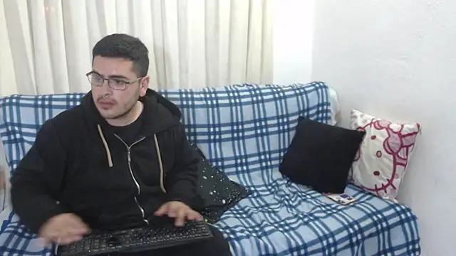 Snapshot of luxury_sex_17 chatting on January 3, 12:33 am luxury sex 17 online show from January 3, 12:33 am