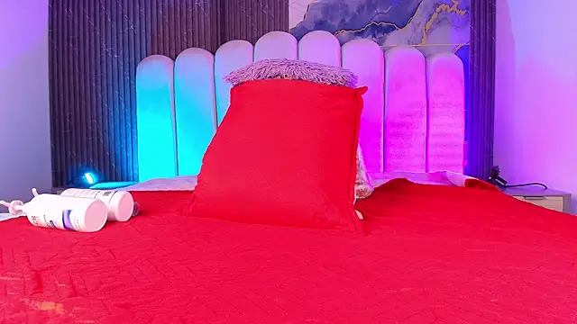 jones maddy  online show from December 3, 12:03 pm