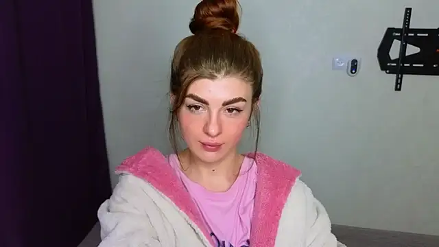 Snapshot of _comefeelme_ chatting on February 6, 3:06 am comefeelme online show from February 6, 3:06 am