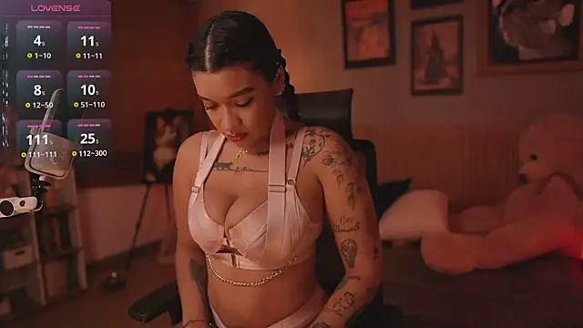 Snapshot of HannahW_ chatting on November 22, 11:26 pm HannahW online show from November 22, 11:26 pm