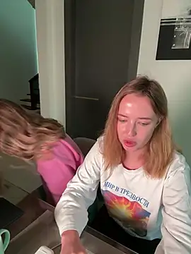 Snapshot of Nura_n_Sarah chatting on December 14, 8:13 am Nura n Sarah online show from December 14, 8:13 am