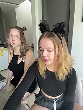 Snapshot of Nura_n_Sarah chatting on December 19, 5:18 am Nura n Sarah online show from December 19, 5:18 am