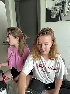 Snapshot of Nura_n_Sarah chatting on January 16, 5:11 am Nura n Sarah online show from January 16, 5:11 am