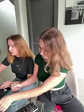 Snapshot of Nura_n_Sarah chatting on January 27, 5:03 am Nura n Sarah online show from January 27, 5:03 am