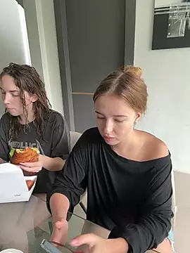 Snapshot of Nura_n_Sarah chatting on January 30, 5:30 am Nura n Sarah online show from January 30, 5:30 am