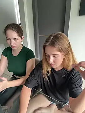 Snapshot of Nura_n_Sarah chatting on February 9, 5:08 am Nura n Sarah online show from February 9, 5:08 am