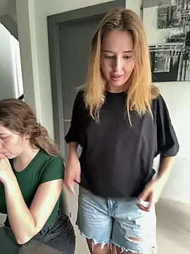 Snapshot of Nura_n_Sarah chatting on February 9, 8:11 am Nura n Sarah online show from February 9, 8:11 am