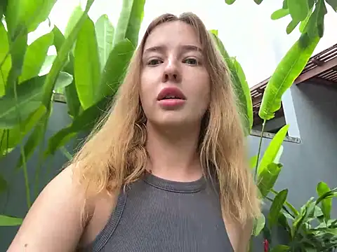 Snapshot of Nura_n_Sarah chatting on February 24, 9:43 am Nura n Sarah online show from February 24, 9:43 am