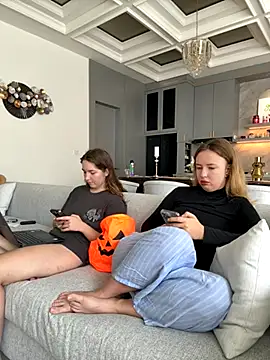 Snapshot of Nura_n_Sarah chatting on October 30, 2:35 am Nura n Sarah online show from October 30, 2:35 am