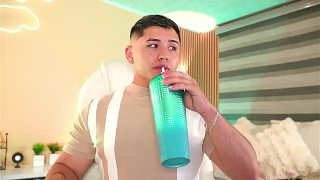 Snapshot of MatiasKorn chatting on November 29, 5:43 am MatiasKorn online show from November 29, 5:43 am