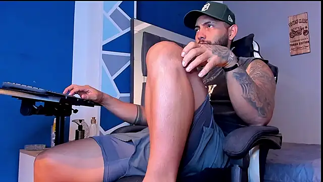 Snapshot of alex_oficial chatting on June 19, 5:56 am alex oficial online show from June 19, 5:56 am
