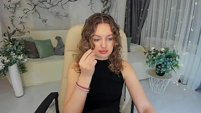 MiracleCurly online show from October 27, 7:29 pm