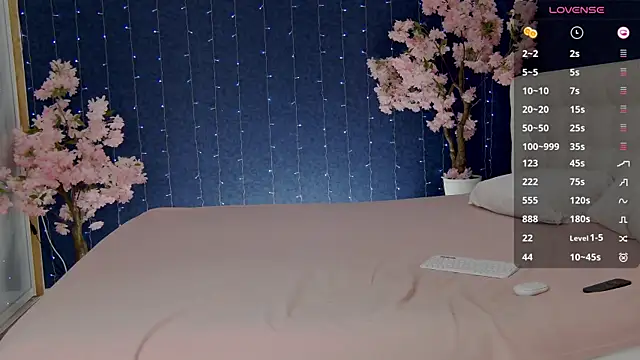 Snapshot of -Mirror-Girl- chatting on October 24, 4:25 pm -Mirror-Girl- online show from October 24, 4:25 pm