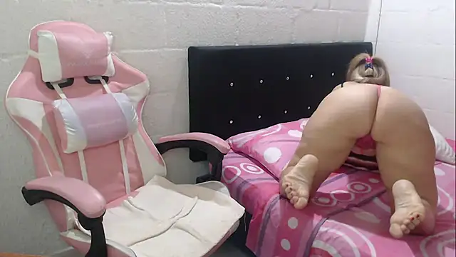 Snapshot of jade04_roberts chatting on January 18, 12:02 am jade04 roberts online show from January 18, 12:02 am