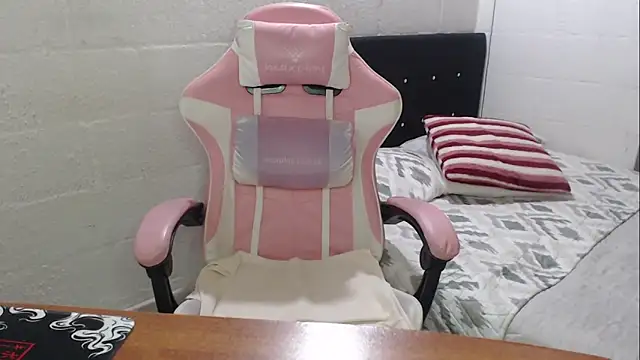 Snapshot of jade04_roberts chatting on October 14, 11:49 pm jade04 roberts online show from October 14, 11:49 pm