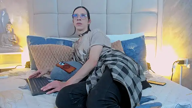 Hecatee 77 online show from October 15, 7:25 pm