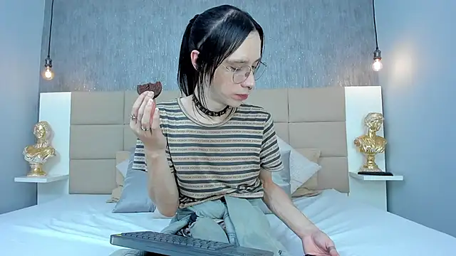 Hecatee 77 online show from March 6, 7:43 pm