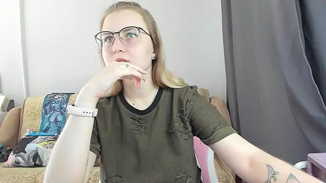 Snapshot of MissBrightShine chatting on August 2, 12:58 pm MissBrightShine online show from August 2, 12:58 pm