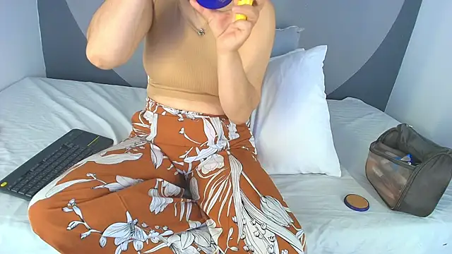Snapshot of sarita_duque chatting on June 9, 3:23 pm sarita duque online show from June 9, 3:23 pm