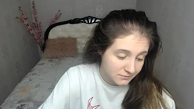 Holliy Cooper online show from February 9, 6:50 am