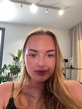 Snapshot of ElenaRebelle chatting on November 9, 1:20 pm ElenaRebelle online show from November 9, 1:20 pm