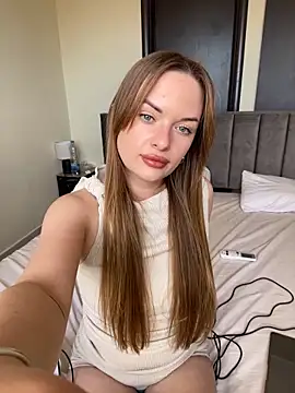 Snapshot of ElenaRebelle chatting on February 20, 9:32 am ElenaRebelle online show from February 20, 9:32 am