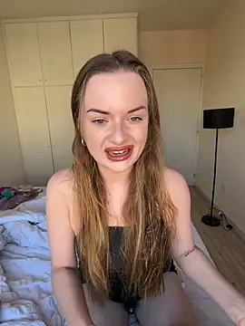 Snapshot of ElenaRebelle chatting on March 24, 7:13 am ElenaRebelle online show from March 24, 7:13 am