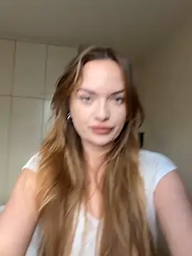 Snapshot of ElenaRebelle chatting on April 4, 4:44 am ElenaRebelle online show from April 4, 4:44 am