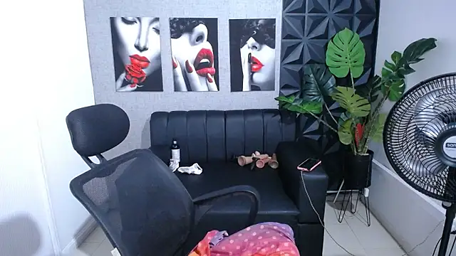 Snapshot of Valentinaa_mature chatting on June 22, 11:35 pm Valentinaa mature online show from June 22, 11:35 pm