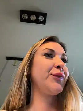 Snapshot of Bella-Tight chatting on December 28, 12:56 pm Bella-Tight online show from December 28, 12:56 pm