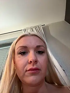 Snapshot of Bella-Tight chatting on March 6, 7:57 am Bella-Tight online show from March 6, 7:57 am