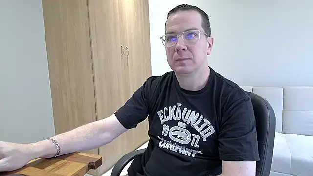 Snapshot of BrettJ81 chatting on October 25, 10:45 am BrettJ81 online show from October 25, 10:45 am