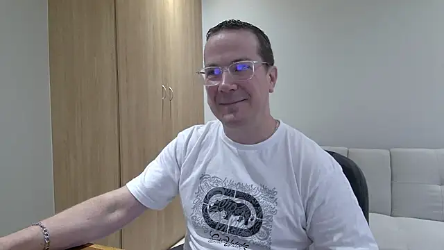 Snapshot of BrettJ81 chatting on November 10, 2:16 pm BrettJ81 online show from November 10, 2:16 pm