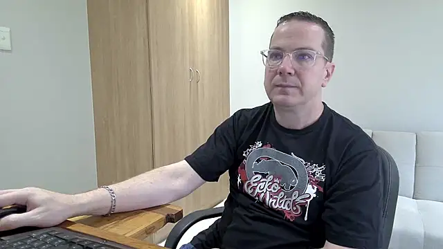 Snapshot of BrettJ81 chatting on November 15, 9:28 am BrettJ81 online show from November 15, 9:28 am