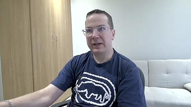 Snapshot of BrettJ81 chatting on November 18, 2:32 pm BrettJ81 online show from November 18, 2:32 pm