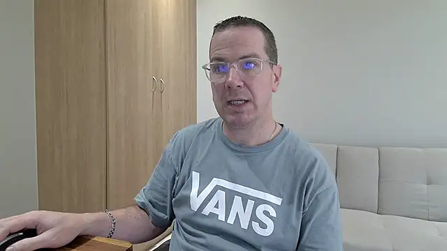 BrettJ81 online show from April 30, 2:12 pm