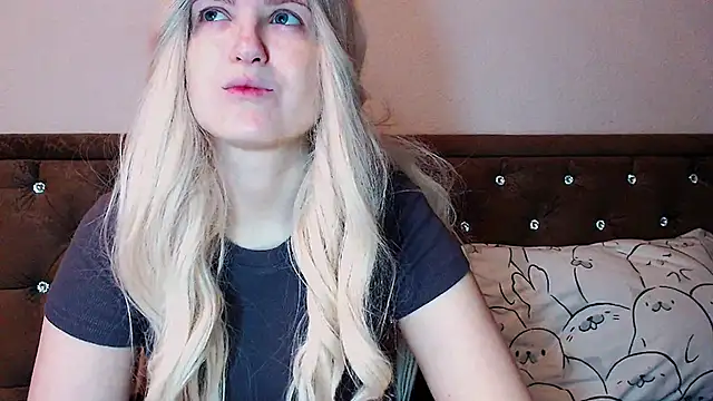 Snapshot of Sara4uu chatting on November 23, 12:32 am Sara4uu online show from November 23, 12:32 am