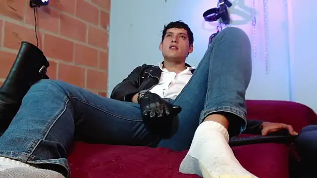 dom2travelersss online show from October 14, 9:15 pm