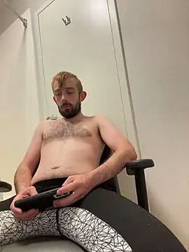 Snapshot of afTerparTycloudz chatting on February 24, 2:19 am afTerparTycloudz online show from February 24, 2:19 am