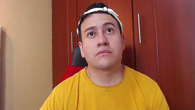 Snapshot of oliver_price1 chatting on December 17, 11:05 pm oliver price1 online show from December 17, 11:05 pm